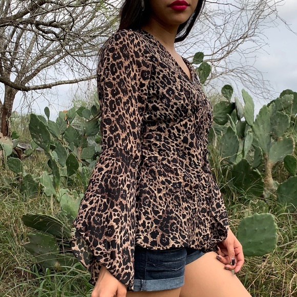 🐆Cheetah button up top🐆 - Picture 3 of 7